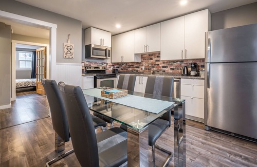 Bedford Apartment | 3 BR Cozy Chic Oasis