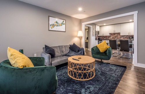 Bedford Apartment | 3 BR Cozy Chic Oasis