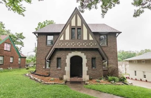 Des Moines Apartment | 3 BR for 9 Guests -Large Beautiful 3 Story Duplex