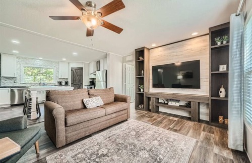 Cedar Creek House | 3 BR Hill House at Cedar Hills Ranch