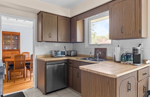 Clarkson-Lorne Park Hotel | 3 BR House - Large Backyard w Patio - Beautiful Neighbourhood with Large Trees