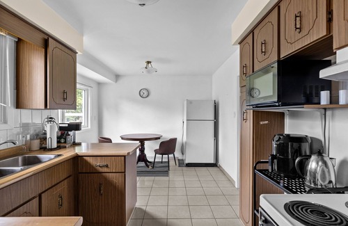 Clarkson-Lorne Park Hotel | 3 BR House - Large Backyard w Patio - Beautiful Neighbourhood with Large Trees