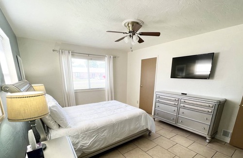 Hobbs House | 3 BR House with HUGE fenced Yard