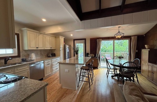 New Fairfield House | 3 BR Lake House in Gated Candlewood Lake Community