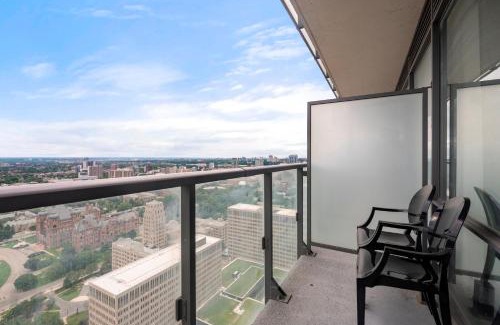 Bay Cloverhill Apartment | 3 BR Panoramas Lake Ontario and CN Tower View