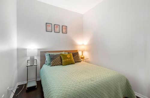Bay Cloverhill Apartment | 3 BR Panoramas Lake Ontario and CN Tower View