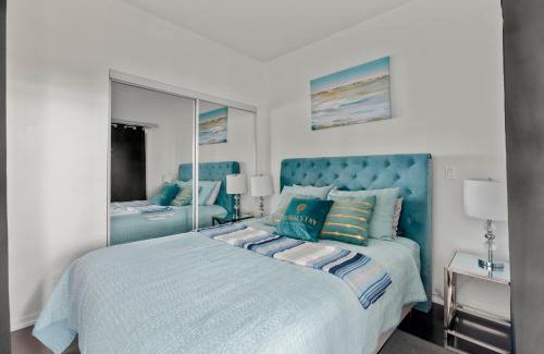 Bay Cloverhill Apartment | 3 BR Panoramas Lake Ontario and CN Tower View