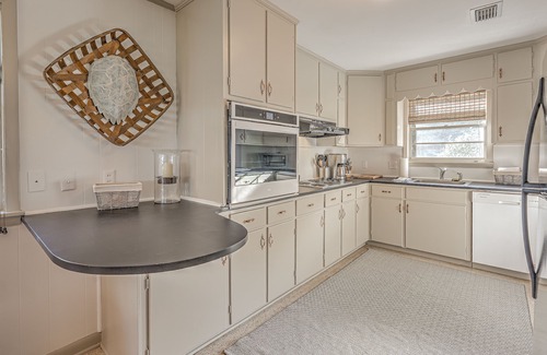 Darien House | 3-BR Ranch House w/docks, pool, and private firepit on Emma's Driftwood Farm