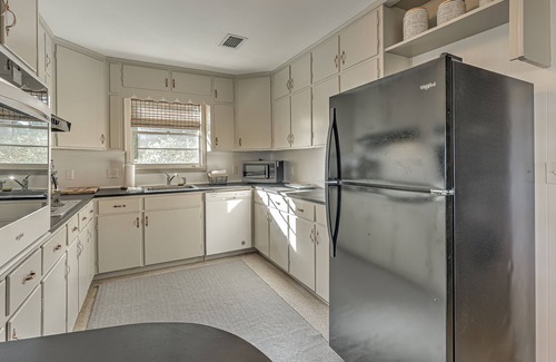 Darien House | 3-BR Ranch House w/docks, pool, and private firepit on Emma's Driftwood Farm