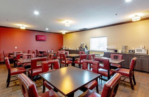 Council Bluffs Hotel | 3 Classic Units Fit for Families! FREE Parking, Pets Allowed, Near Old Market!