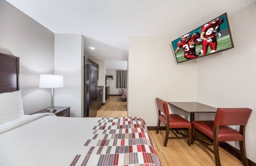 Council Bluffs Hotel | 3 Classic Units Fit for Families! FREE Parking, Pets Allowed, Near Old Market!