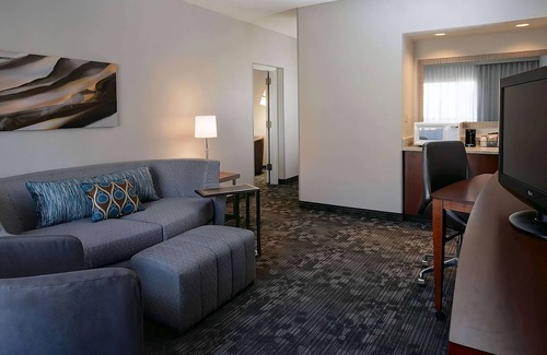 South Kansas City Hotel | 3 Comfortable Units With Swimming Pool and Free Parking, Bring Your Pets!