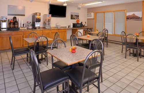 Atlantic Hotel | 3 Comfy Rooms w/Kitchenette Near Iowa Western Community College - Bkf Included