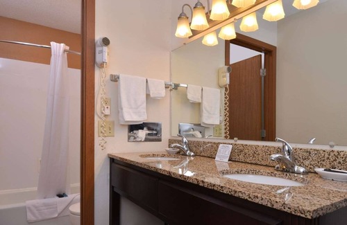 Atlantic Hotel | 3 Comfy Rooms w/Kitchenette Near Iowa Western Community College - Bkf Included
