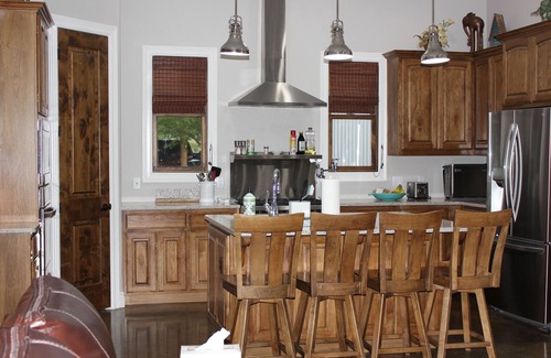 Austin House | 3 Detached Suites With Private Baths & AC, 5 King beds, Acreage, Pond, Firepit