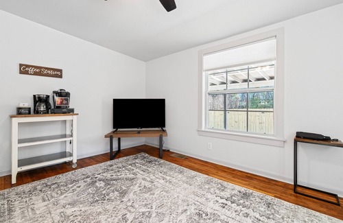 South Manchaca Villa | 3 in 1 Villa | Swing Set | Game Room | Dogs Ok