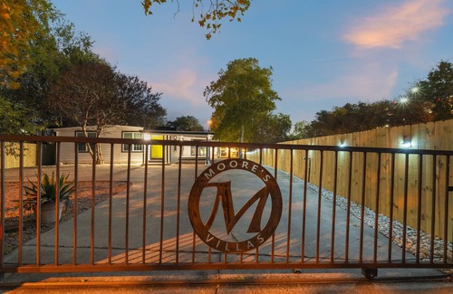 South Manchaca Villa | 3 in 1 Villa | Swing Set | Game Room | Dogs Ok