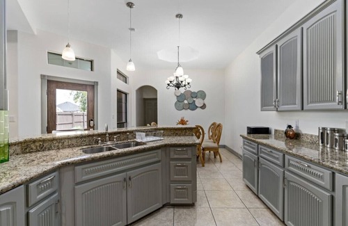 Mission House | 3 king beds in upscale neighborhood with pool