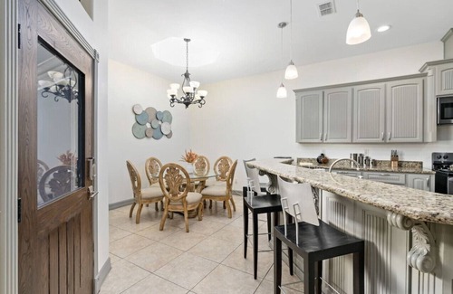 Mission House | 3 king beds in upscale neighborhood with pool