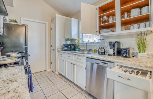 Biggs Field House | 🌻 3 KING BEDS/SOFA BED/SLEEPS 8/REFRIGERATION/WIFI/2 FULL BATHROOMS