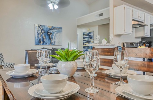 Biggs Field House | 🌻 3 KING BEDS/SOFA BED/SLEEPS 8/REFRIGERATION/WIFI/2 FULL BATHROOMS