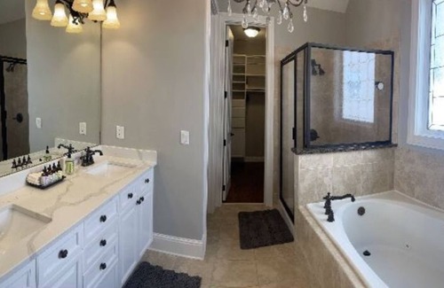 Johns Creek House | 3 King Home Close to Alpharetta in Gated Community