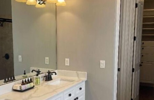 Johns Creek House | 3 King Home Close to Alpharetta in Gated Community