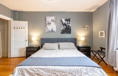 Quartier des Spectacles Apartment | 3 Large Kings Downtown Montreal