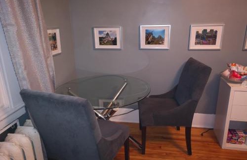 Quartier des Spectacles Apartment | 3 Large Kings Downtown Montreal