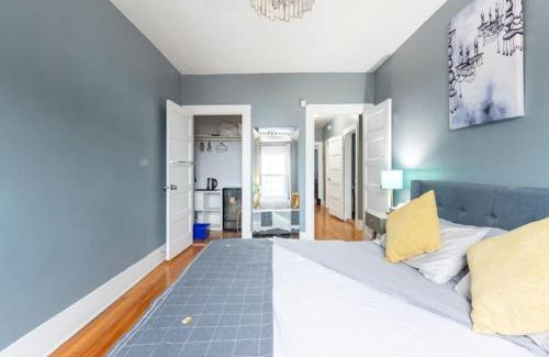 Quartier des Spectacles Apartment | 3 Large Kings Downtown Montreal