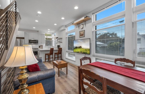 Wallingford House | 3-level Corner Townhome with Private Rooftop Deck