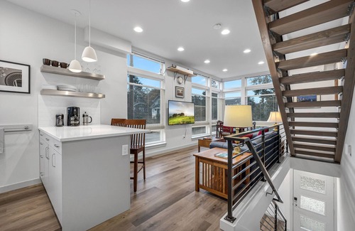 Wallingford House | 3-level Corner Townhome with Private Rooftop Deck