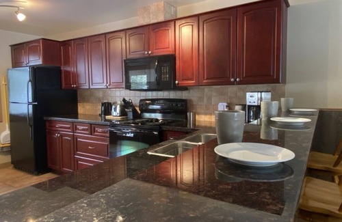 Rossland House | 3 level Townhouse with Private Hot Tub and Garage - close to ski hill.