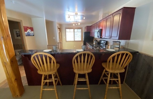 Rossland House | 3 level Townhouse with Private Hot Tub and Garage - close to ski hill.