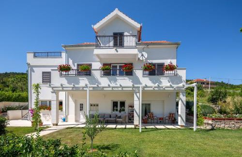 Sinj Apartment | 3 Luxury bedroom Apartment EMMA