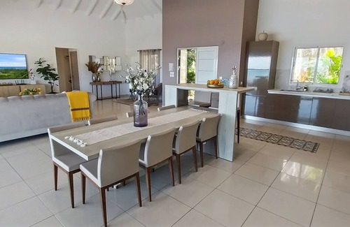 Bellevue Villa | 3 bedroom Villa La Casa del Jefe offers a 180° view from Orient Bay/Grand Case