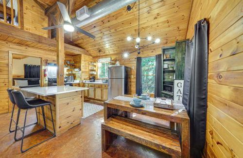 Broken Bow House | 3 Mi to Beavers Bend State Park Hot Tub Hideaway!