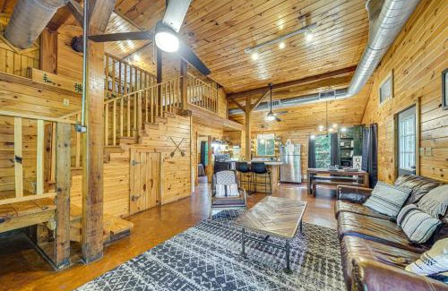 Broken Bow House | 3 Mi to Beavers Bend State Park Hot Tub Hideaway!