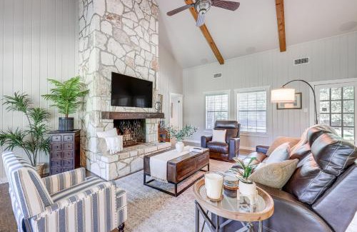 Boerne House | 3 Mi to Boerne Lake Getaway with Deck and Yard!