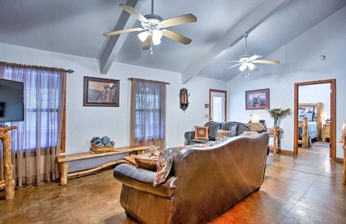 Broken Bow House | 3 Mi to Broken Bow Lake Cabin with Hot Tub and Deck!