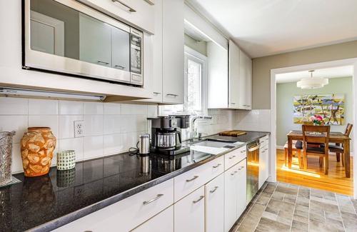 Marshfield Hills Cottage | 3 Mi to Cape Cod Bay: Marshfield Home w/ Balcony!