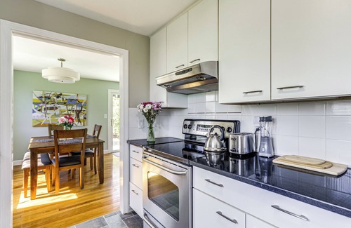 Marshfield Hills Cottage | 3 Mi to Cape Cod Bay: Marshfield Home w/ Balcony!