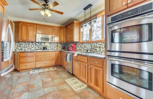 West New Haven House | 3 Mi to Dtwn: Gem w/Patio & Fire Pit in New Haven