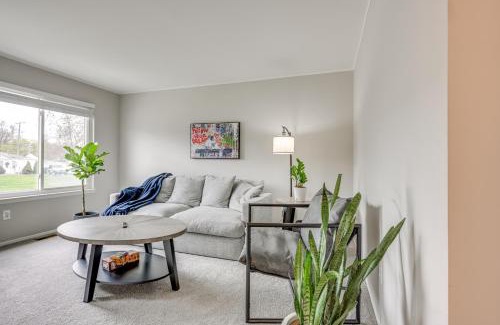 Hazel Park House | 3 Mi to Dtwn Royal Oak Getaway with Fenced Yard!