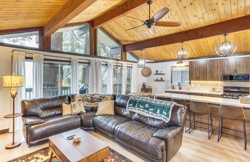 Arrowhead Villas Cabin | 3 Mi to Lake Arrowhead Village: Pine-View Home!