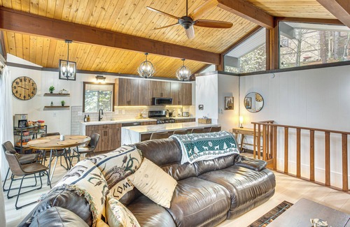 Arrowhead Villas Cabin | 3 Mi to Lake Arrowhead Village: Pine-View Home!