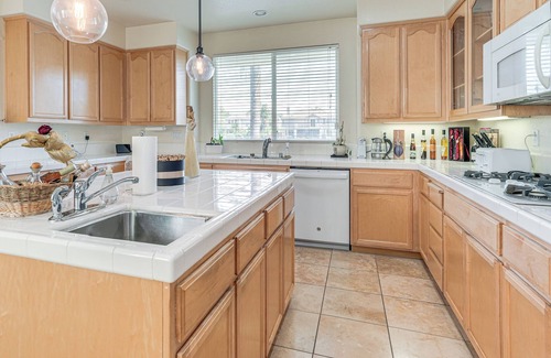 Tracy House | 3 Mi to Main St Tracy: Homey Retreat w/Game Room!