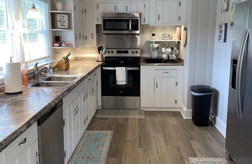 Hampstead House | 3 mi to Topsail Island, Large fenced in backyard. Bring your boat!