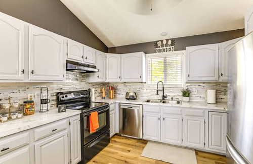 West Lincoln House | 3 Mi to UNL & Memorial Stadium: Home w/Large Yard