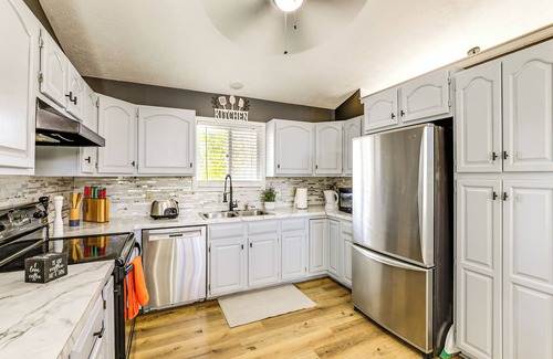 West Lincoln House | 3 Mi to UNL & Memorial Stadium: Home w/Large Yard